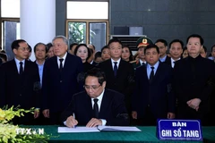 政府总理范明政在吊唁簿上题词。图自越通社