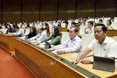 试行由人民检察院提起民事诉讼,保护弱势群体民事权利或公共利益