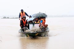 面对庆和省严峻的洪涝灾情，越南海军部队已紧急调动专用舰艇编队，投入受灾区域的民众救援支援工作。图自越通社
