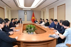 9月9日下午，越南政府副总理胡德福会见韩国驻越大使崔英三及韩国企业代表。图自政府电子报
