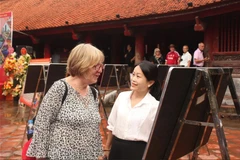 英国伦敦游客 Ann Nicholl：河内成功守护着独特的传统文化。图自都市经济报