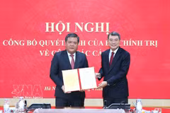 中央组织部部长黎明兴向越共中央委员、庆和省委副书记、省人民委员会主席陈峰颁发中央政治局的任命决定书。图自越通社
