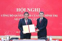 中央组织部部长黎明兴向越共中央委员、庆和省委副书记、省人民委员会主席陈峰颁发中央政治局的任命决定书。图自越通社