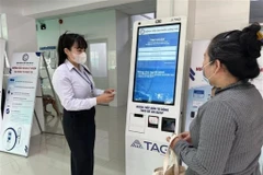 西宁省医疗卫生部门推广生物识别自助登记亭。图自越通社