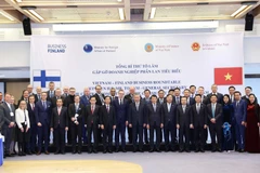 双方代表合影。图自越通社