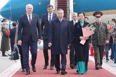 越共中央总书记与夫人抵达明斯克机场。白俄罗斯副总理阿纳托利·西瓦克来到机场迎接苏林一行。图自越通社