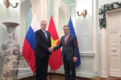 越南驻俄罗斯大使邓明魁与俄罗斯圣彼得堡市外交委员会主任叶夫根尼·格里戈里耶夫。图自越通社