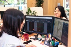 今日股市：VN-Index逼近1700点大关 大批股票强劲上涨。图自越通社