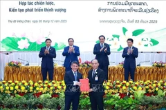 范明政总理与宋赛·西潘敦总理共同见证两国企业合作文件的签署及交换仪式。图自越通社