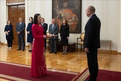 越南驻保加利亚特命全权大使阮氏明月向保加利亚总统鲁门·拉德夫递交国书。
