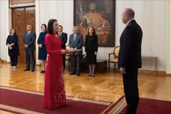 越南驻保加利亚特命全权大使阮氏明月向保加利亚总统鲁门·拉德夫递交国书。