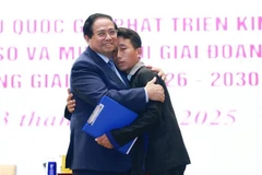 越南政府总理范明政向8月1日凌晨在奠边省沙荣乡亨普西村发生的山洪和泥石流灾难中成功拯救90名村民的村长穆阿·提（Mùa A Thi）给予支持与激励。图自越通社