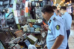 胡志明市职能部门正加大对各集市、商业中心及电子商务平台上的假冒伪劣及侵犯知识产权商品的检查力度。图自