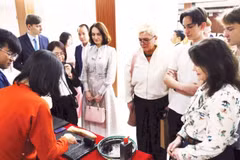 外国游客正在体验木版印刷技术。图自越南人民报