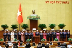 越共中央总书记苏林向国会主席陈青敏、国会副主席及国会常务委员会委员敬献鲜花，表示祝贺。图自越通社