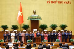 越共中央总书记苏林向国会主席陈青敏、国会副主席及国会常务委员会委员敬献鲜花，表示祝贺。图自越通社
