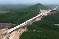 万宁-甘露高速公路施工中。图自越通社