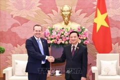 越南国会副主席阮克定会见巴西—越南友好议员小组主席霍奈塞尔。图自越通社