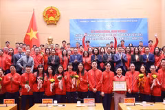 河内市举行仪式，对在第33届东南亚运动会上取得优异成绩的教练员和运动员予以表彰。图自新河内报