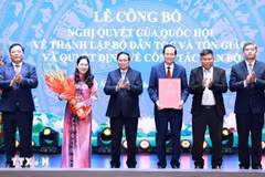 越南政府总理范明政出席国会关于民族与宗教部成立、民族与宗教部干部工作部署的决议公布仪式。图自越通社
