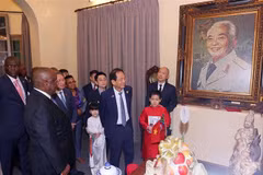 南非总统马塔梅拉·西里尔·拉马福萨访问武元甲大将家属。图自越通社