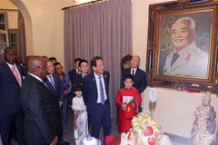 南非总统马塔梅拉·西里尔·拉马福萨访问武元甲大将家属。图自越通社