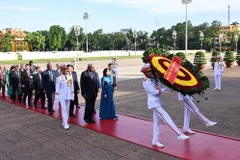 古巴全国人民政权代表大会主席瞻仰胡志明主席陵并敬献花圈。图自越通社