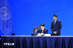 越南公安部长梁三光签署《联合国打击网络犯罪公约》（《河内公约》）。图自越通社