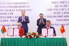 河内市与明斯克市友好合作协议行动计划签字仪式。图自越通社