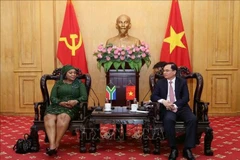 越南胡志明国家政治学院副院长杨忠意会见了正在对越南进行工作访问的非洲人国民大会副秘书长莫库亚尼。图自越通社