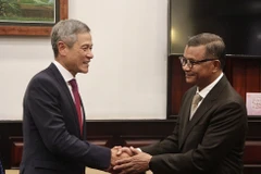 越南驻柬埔寨大使阮明宇礼节性拜会柬埔寨人民党中央委员会常务委员、副首相兼教育青年与体育部大臣韩春纳洛。图自越通社