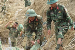  34军团士兵正在玉灵乡开展道路疏通工作。图自越通社