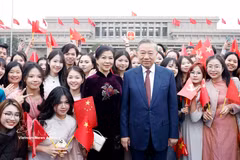 越共中央总书记、国家主席苏林与夫人同在北京越南留学生合影。图自越通社