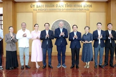 双方代表合影。图自越通社