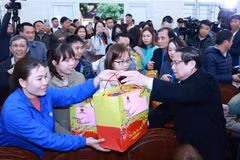 越南政府总理范明政走访慰问清化省玉勒县优抚家庭、贫困群众和工人。图自越通社