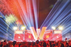 由《人民报》社主办的文艺晚会《祖国在心中》在美亭国家体育场隆重举行，吸引了逾5万名观众到场观看。（世代 摄） 