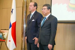 越南驻墨西哥兼驻巴拿马大使阮文海与巴拿马外长哈维尔·马丁内斯。图自越通社