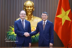越南政府总理黎明兴与俄罗斯联邦驻越南特命全权大使根纳季·别兹杰特科。图自越通社