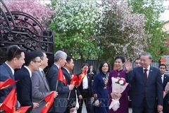 苏林与哈越南驻哈萨克斯坦大使馆干部和旅哈越南人代表会面。图自越通社