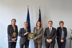 越南驻德国大使阮得成向德国联邦劳动及社会事务部国务秘书莱奥妮·格贝尔斯赠送纪念品。图自越通社