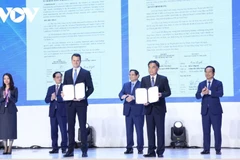 在越南政府总理范明政和副总理裴青山的见证下，胡志明市人民委员会与世界经济论坛发表关于推动越南智能制造与负责任工业转型的联合声明。图自越南之声
