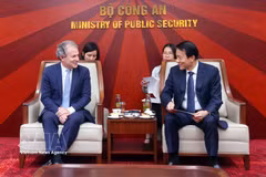 公安部长梁三光大将会见美国罗森集团首席执行官丹尼尔·罗森。图自越通社
