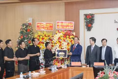越南国会副主席陈光方造访芹苴教区。图自越通社
