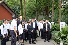 黎明智一行参观红岩革命历史博物馆。图自越通社