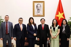 双方代表合影。图自越通社