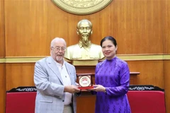 越南祖国阵线中央委员会副主席河氏娥与英国共产党总书记罗伯特·格里菲思。图自越通社