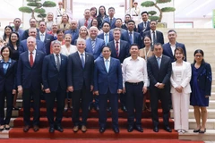 范明政总理与美国—东盟商务理事会企业代表团合影。图自越通社