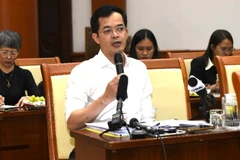 财政部税费政策管理与监督局副局长张伯俊回答记者的提问。图自越通社