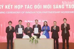 各单位之间的创新合作签约仪式。图自人民报