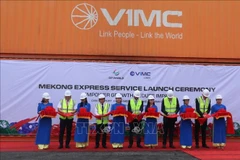 芹苴市开通“Mekong Express”内河集装箱运输航线。图自越通社